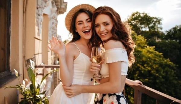 What are some of the best ways to start a conversation with a girl?-第1张图片